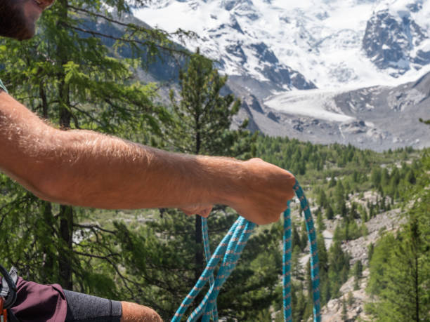 mężczyzna wspinacz przygotowuje się do zejścia, przygotowuje się z liny - mountain climbing rock climbing motivation awe zdjęcia i obrazy z banku zdjęć