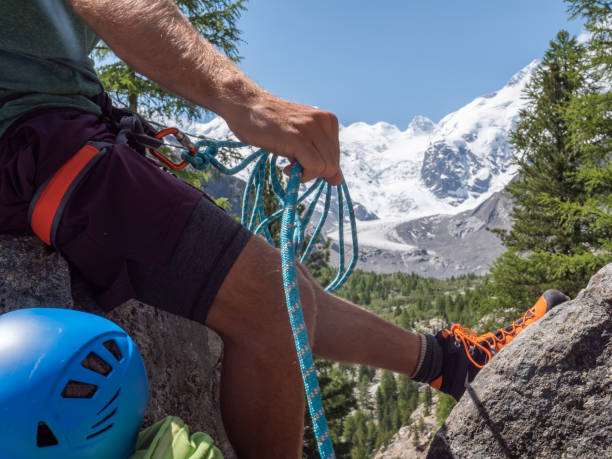 mężczyzna wspinacz przygotowuje się do zejścia, przygotowuje się z liny - mountain climbing rock climbing motivation awe zdjęcia i obrazy z banku zdjęć