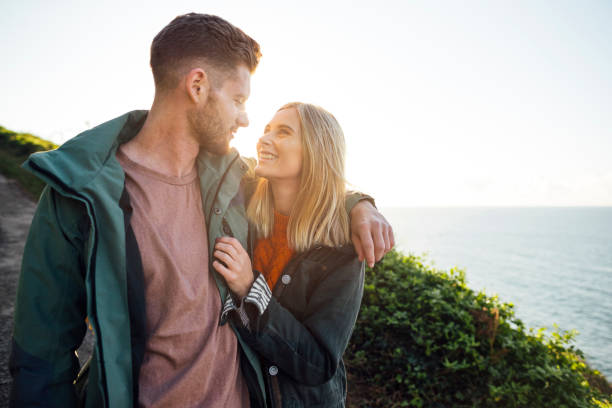 vacanze in coppia al mare - adult autumn couple face to face foto e immagini stock