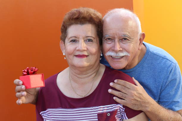 senior latin paar in den ferien - latin american and hispanic ethnicity senior adult mature adult couple stock-fotos und bilder