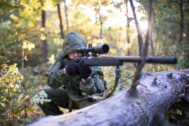 cacciatore che spara con un fucile da cecchino. - rifle hunting gun aiming foto e immagini stock