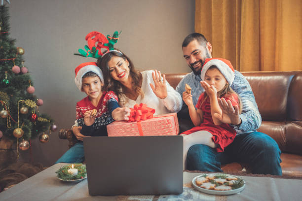 navidad desde la distancia, familia en casa en videollamada durante las vacaciones de navidad. - 5 month old fotografías e imágenes de stock