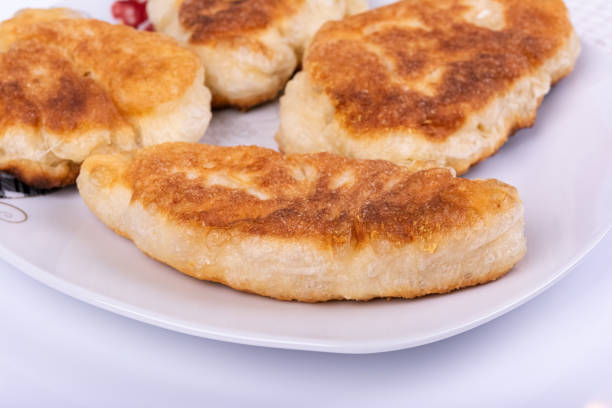 традиционный болгарский, балканский домашний тесто завтрак mekitsi, mekici жареные в глубоком масле - bulgarian culture bulgaria traditional culture food стоковые фото и изображения