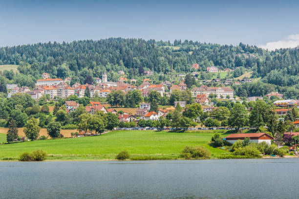 villers-le-lac sur les rives du doubs et du doubs tombe - jura canton photos et images de collection