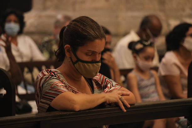 キューバの女性が祈る - nun catholicism praying women ストックフォトと画像