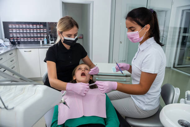 odontóloga y joven asistente reparando el diente del paciente en elambulan dental - ambulant patient fotografías e imágenes de stock