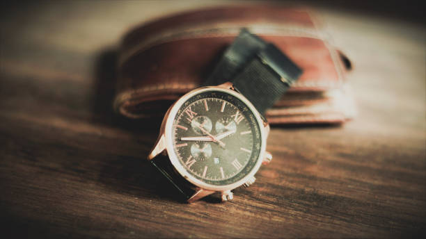 montre analogique avec le portefeuille de mens sur le dessus de prise avec le fond en bois - chronographe photos et images de collection