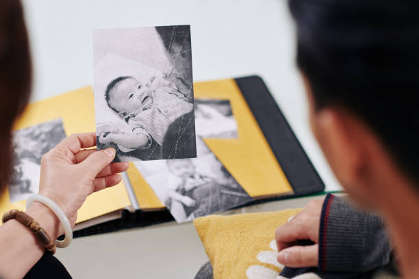 istock Mother showing old photo 1286015204