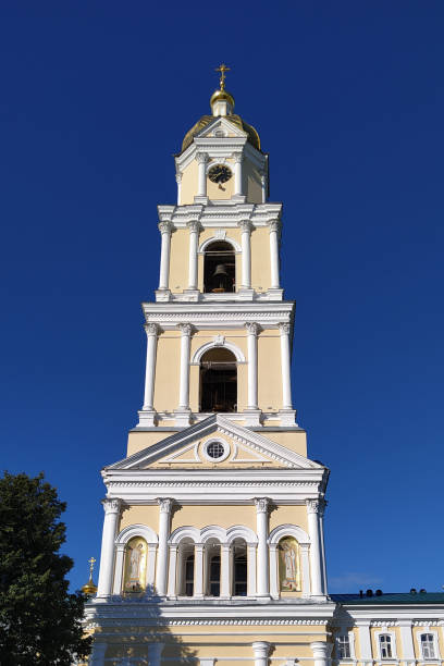 orthodoxe kirchen. glockentürme an kirchen und tempeln - cathedral russian orthodox clear sky tourism stock-fotos und bilder