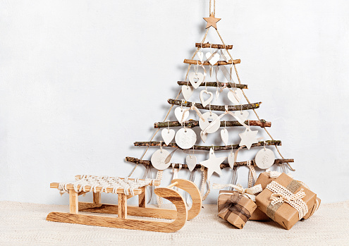 Cero navidad de desecho con regalos envueltos en papel artesanal y árbol de navidad hecho a mano alternativo photo