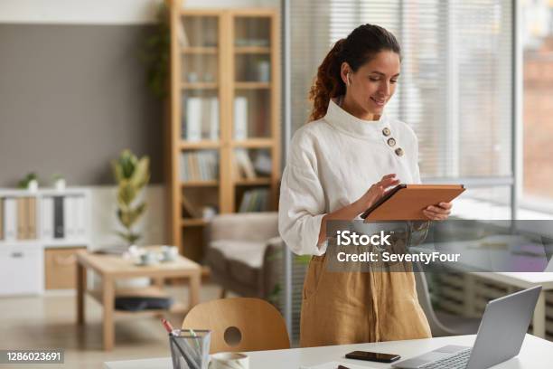 Modern Businesswoman Using Tablet - Fotografias de stock e mais imagens de Mulheres - Mulheres, Negócios, Escritório