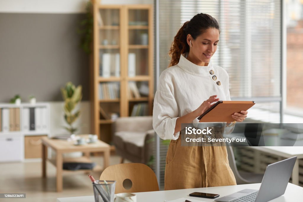 使用平板電腦的現代女商人 - 免版稅商務圖庫照片