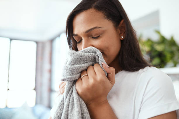 nada mejor que ese aroma fresco de la ropa - smell fotografías e imágenes de stock