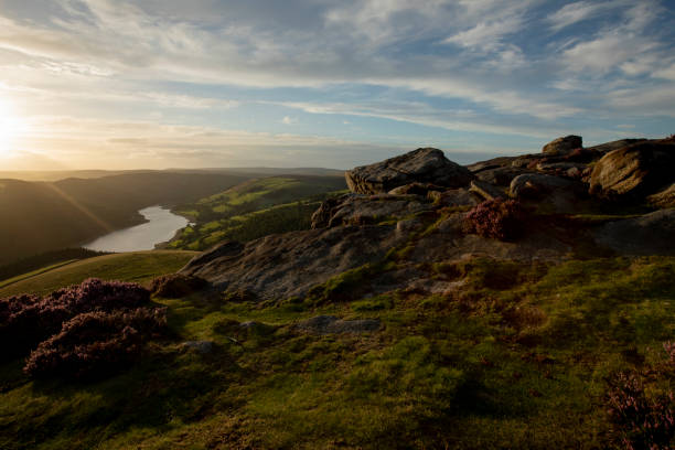 sonnenuntergang über derwent edge - nationalpark peak district stock-fotos und bilder