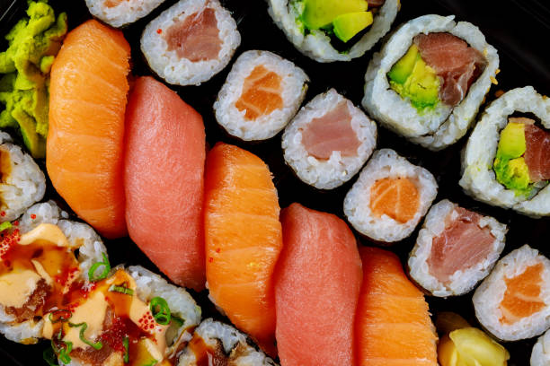 검은 색 트레이에 화려한 신선한 초밥 롤 세트. 일본 음식. - sashimi sushi caviar black 뉴스 사진 이미지
