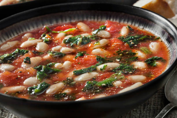토마토 국물에 시금치와 당근을 곁들인 이탈리아 화이트 빈 수프 - tomato sauce tomato spinach soup 뉴스 사진 이미지