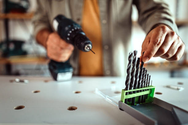 artesano trabajando en su taller casero - pieza de taladradora fotografías e imágenes de stock