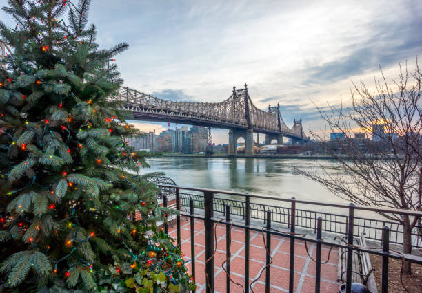 бруклинский мост на рождество - new york city brooklyn bridge new york state brooklyn стоковые фото и изображения