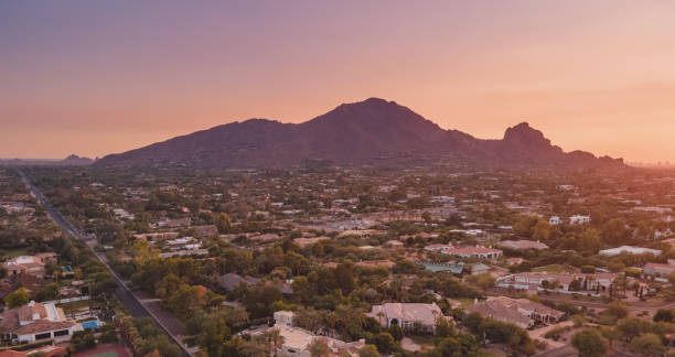 scottsdale, arizona vista de camelback mountain ao pôr do sol. - phoenix sunset arizona city - fotografias e filmes do acervo