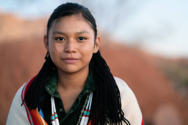 navajo teenager-porträt trägt traditionelle kleidung und jewerly - navajo american culture indigenous culture women stock-fotos und bilder