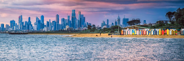 закат на брайтон-бич, мельбурн, виктория, австралия - октябрь 2020 - melbourne city skyline australia стоковые фото и изображения