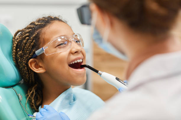 dentista curando os dentes do paciente - smiling dentist office dentists chair women - fotografias e filmes do acervo