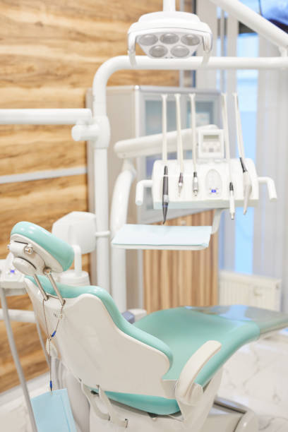 современный стоматологический кабинет - dentist office dentists chair chair nobody стоковые фото и изображения
