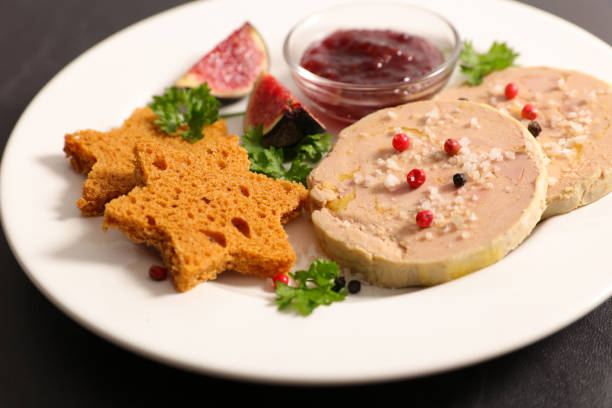 foie gras con tostadas de pan de jengibre - foie gras goose meat liver pate fotografías e imágenes de stock