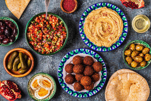 falafel e hummus - piatto tradizionale della cucina israeliana e mediorientale - mediterranean diet foto e immagini stock