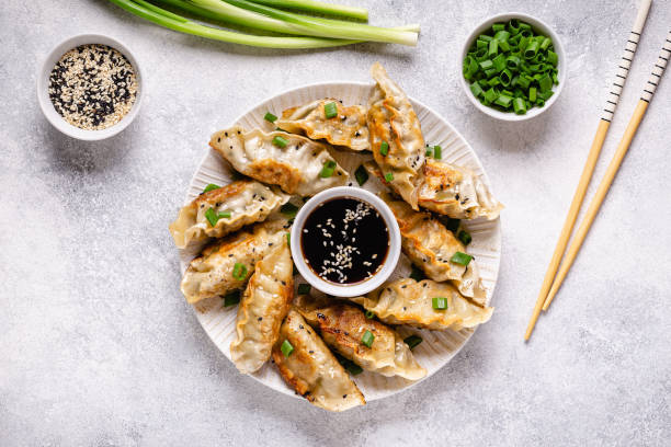 albóndigas fritas gyoza con salsa de soja, y palillos, vista superior - comida asiática fotografías e imágenes de stock