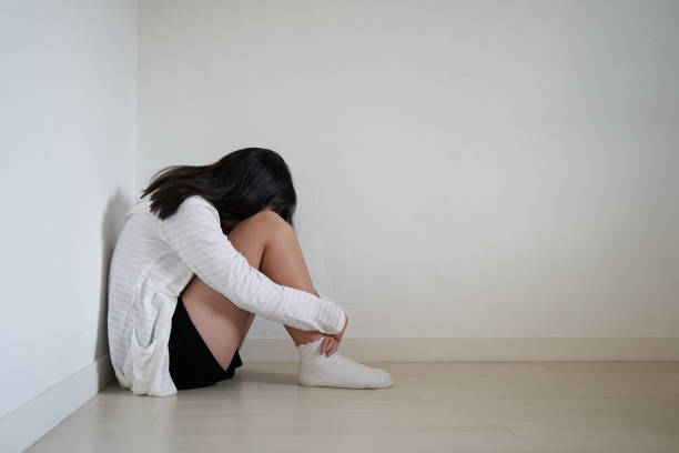 filles japonaises de lycée junior bloquant vers le haut dans le salon - teenager depression sadness violence photos et images de collection