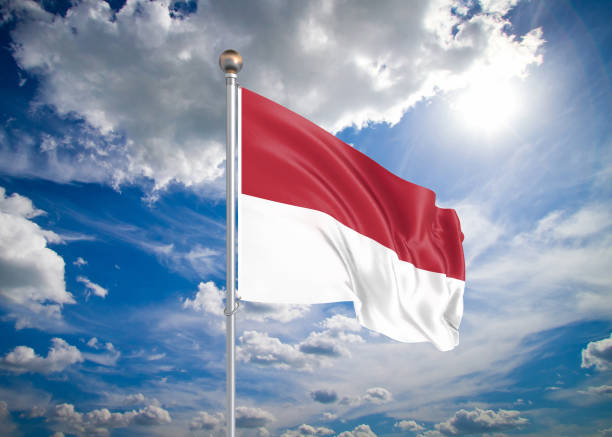 現実的なフラグ。3d イラストレーション。日当たりの良い青空の背景にインドネシアの色の手振り旗。 - インドネシア国旗 ストックフォトと画像