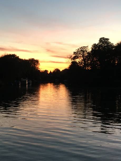 istock Golden Hour at the thames 1286084898