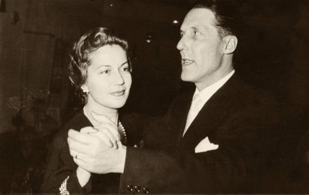 joven pareja bailando en 1950. - high society men tuxedo party fotografías e imágenes de stock
