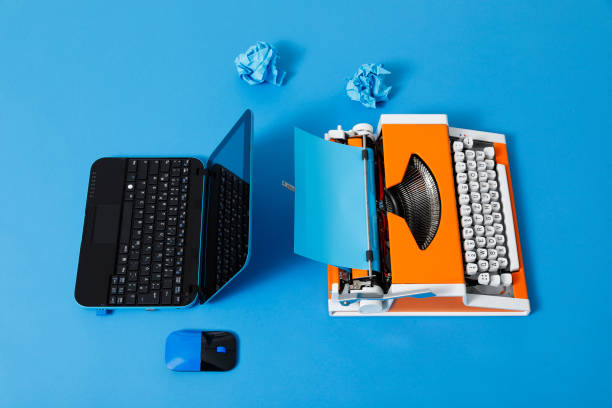 digital and analog – laptop and 70s typewriter - paper crumpled letter ideas imagens e fotografias de stock