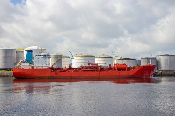 puerto petrolero - petrolium tanker fotografías e imágenes de stock