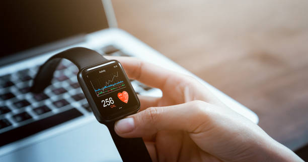 primer plano de la mano tocando reloj inteligente con la aplicación de salud en la pantalla, gadget para el estilo de vida activo fitness. - ordenador para utilizar como accesorio fotografías e imágenes de stock