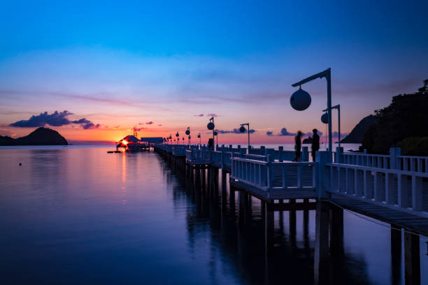 sonnenuntergang bei labuan bajo - labuanbajo stock-fotos und bilder