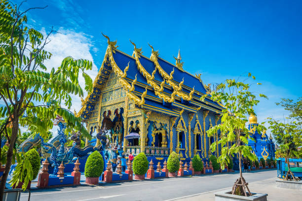 храм wat rong seur ten или blue temple является известным храмом и является главной туристической достопримечательностью провинции чианграй, таиланд. - wat blue ancient old стоковые фото и изображения