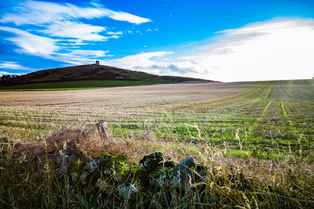 die ruinen von dunnideer castle, insch, schottland - hillfort stock-fotos und bilder