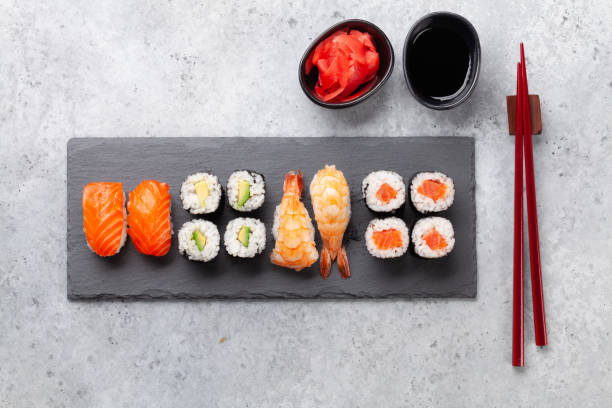 conjunto de sushi japonês - sushi chopsticks sushi bar food - fotografias e filmes do acervo