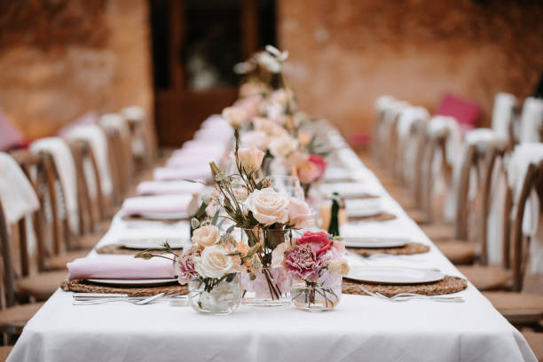 hermosa mesa de banquetes de boda boho colocada - banquete fotografías e imágenes de stock