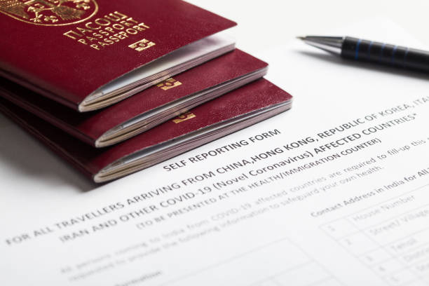 paszporty i formularz zgłaszania dla wszystkich podróżnych - customs emigration and immigration prevent entrance zdjęcia i obrazy z banku zdjęć