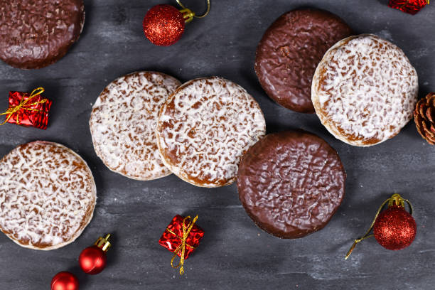 biscoitos alemães de gengibre redondos chamados 'lebkuchen' com vidros brancos e de chocolate - bolo de gengibre - fotografias e filmes do acervo