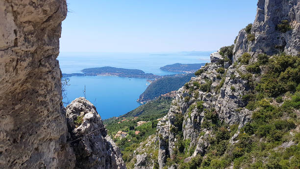 vue du village d’eze et de la français riviera depuis la grande corniche, sud de la france - france european alps provence alpes cote dazur mountain photos et images de collection