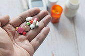 handhalten-pillen-mit-kopierraum.jpg?b=1
