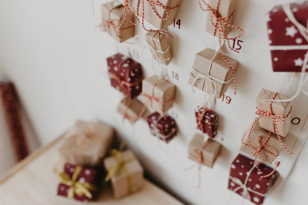 calendário do advento de natal pendurado na parede. - advent calendar christmas number red - fotografias e filmes do acervo