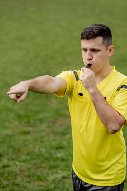 arbitre affichant sur le penalty pendant le jeu. concept de sport, violation des règles, questions controversées, obstacles surmontés. - adjudicator photos et images de collection