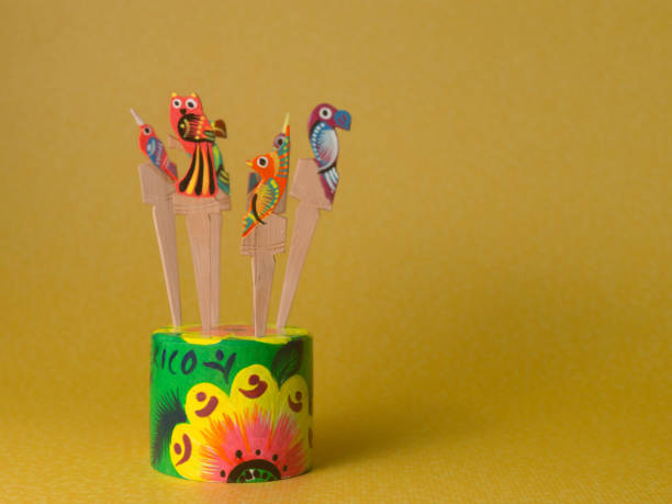 colorato mestiere messicano in legno, scelta di cibo per figurine di uccelli - 6639 foto e immagini stock