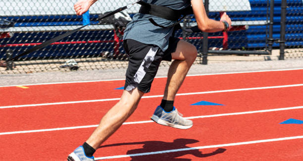 corps du coureur tirant un traîneau sur une piste - fitness trainer photos et images de collection